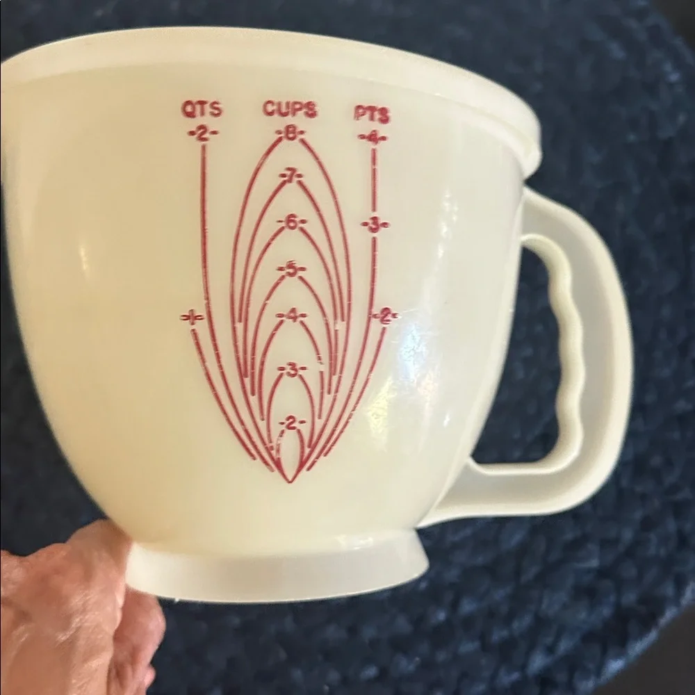 Vintage Tupperware Mix-N-Storage 8 Cup 2 Qt. Measuring Bowl With Lid -Pre-Loved - Picture 2 of 5